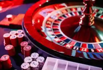 Antarmuka permainan Bingo di aplikasi mobile bandar555 menampilkan grid angka dan tombol pemilihan
